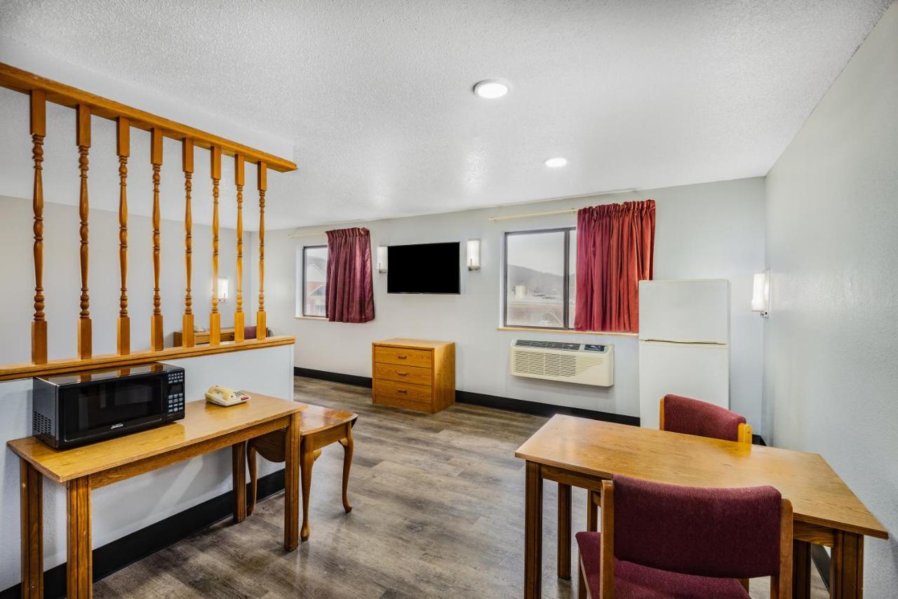 Отель Super 8 By Wyndham Waynesburg Экстерьер фото